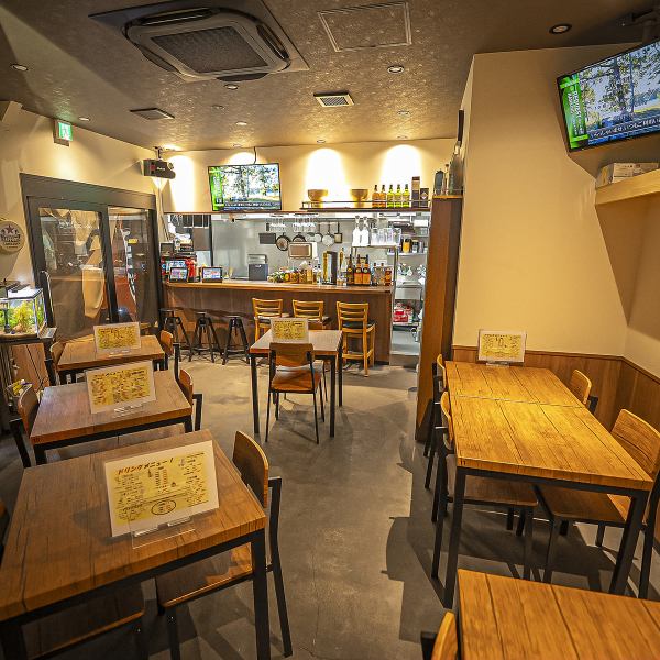 【貸切だって大歓迎★ご宴会も受付中♪】当店は最大25名様までの貸切も可能です◎組み合わせ自由なテーブル席で当店自慢の餃子や手羽先など、種類豊富な料理を囲み、お気に入りのドリンクで乾杯！きっと楽しい思い出ができること間違いなし☆職場の宴会・飲み会や歓送迎会等々…様々なシーンでご利用いただけます！