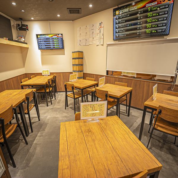 【ゆったりランチやお食事も♪組み合わせ自由なテーブル席！】少人数の飲み会にも！ゆったりとしたテーブルのお席は2名様掛けが4席、4名様掛けが2席ございます◎モーニングやランチでお食事を楽しむのはもちろん、宴会・飲み会利用も大歓迎★どんなシーンにもご利用可能ですので、是非お気軽にご来店＆お楽しみください◎