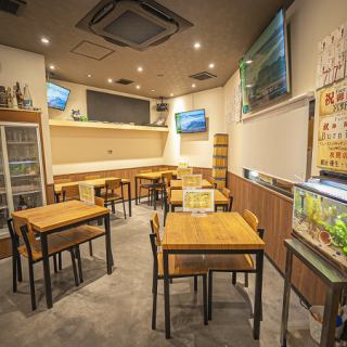 【ご友人との楽しいひとときを♪】組み合わせ自由なテーブル席！地元の友人とたまにはじっくり飲んで語って…そんなひと時も素敵ですね☆お好みのドリンク片手にいつもより深い話も出来ちゃうかも！