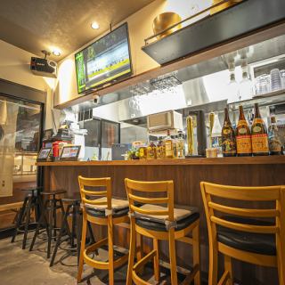 【会話の弾むカウンタ―席☆】カウンターのお席は自然と距離が近くなるので、お連れ様との会話も弾むこと間違いなし◎スタッフからおすすめのお酒なども聞けるかも？