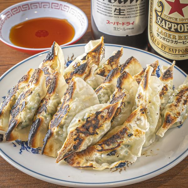 【手作り餡使用でジューシー☆】《伝説の餃子》は外はカリカリ中はジューシーな逸品♪480円(税込)