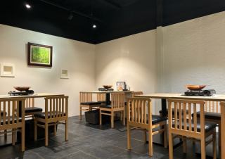 店内は明るく清潔感があり、心地良くお食事をお楽しみいただけます。