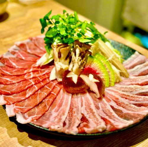 【名物しゃぶしゃぶ鍋】恵那鶏を使用した「鶏と豚の欲張り鍋」は絶品。ヘルシーで女性にも嬉しい♪