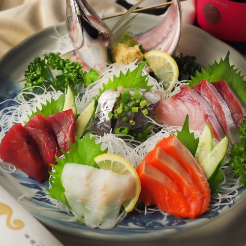 Fresh fish sashimi medium (contents vary according to the season)