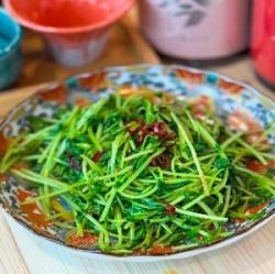豆苗炒め（Stir-Fried Pea Shoots）