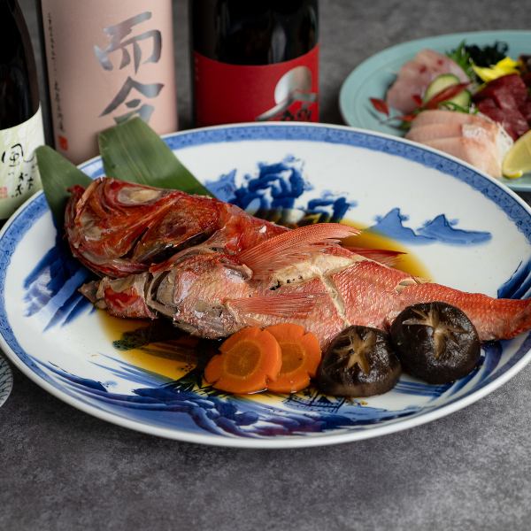 鮮度に妥協なし。職人の厳格な管理のもと、毎月2トンの丸魚を直送。極上の魚介をお届けします。