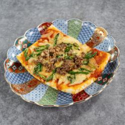 Adult-style pizza with green chili peppers and natto