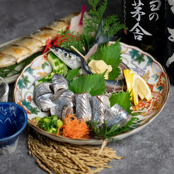 新宿駅徒歩1分。四季折々の鮮魚を銘柄日本酒飲み放題と楽しむ海鮮個室居酒屋。秋刀魚スタートしました。