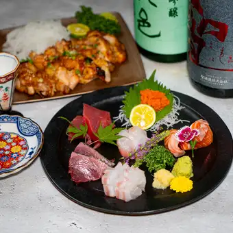 【2小时畅饮】共7道菜,包括5种刺身拼盘和嫩鸡排。“用于勘察年终派对和欢送/欢迎派对的场地”