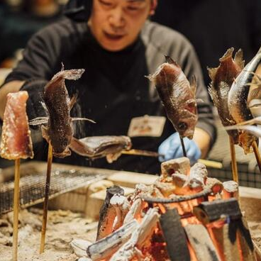 信州を代表する食材の炉端焼きや糸魚川漁港の鮮魚をリーズナブルに♪