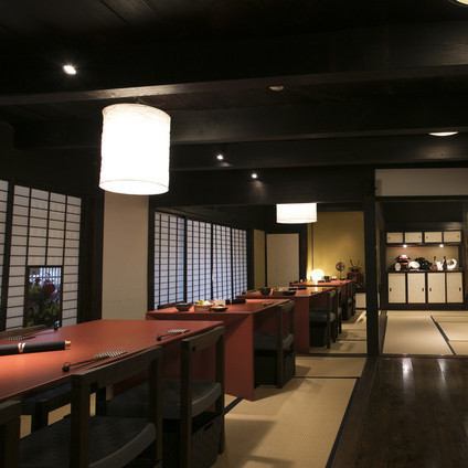 There are also table seats! The interior decoration makes you feel like you're in Japan ◎ The interior of the restaurant is decorated with exciting decorations such as Sengoku armor, helmets, and large drums.This is a recommended shooting spot for Shoya Maruhachi♪