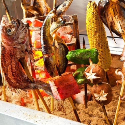 日本海から届く新鮮な魚介類と長野県産の旬な野菜やお肉を！備長炭を使って焼く「炉端焼き」が大人気！