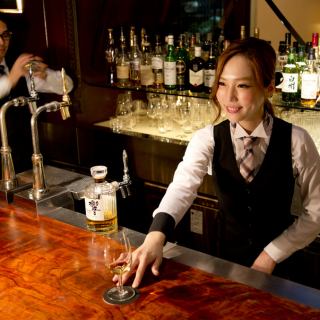 カウンター席はお酒を作っているところを見ながらお楽しみいただけるお席です♪おひとりさまも気軽に入れるのでひとりでもゆっくりとお食事が楽しめます！また大切な人と一緒に座ってお食事をすることもできます☆雰囲気のあるカウンター席でお酒を片手におしゃれで美味しいおつまみをつまんでみてはいかがでしょうか♪