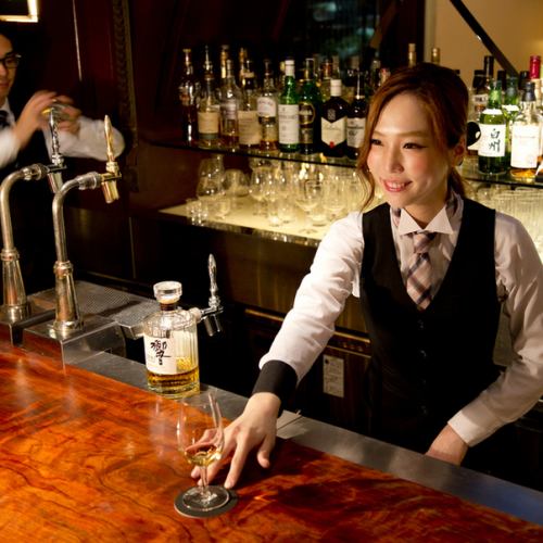 カウンター席はお酒を作っているところを見ながらお楽しみいただけるお席です♪おひとりさまも気軽に入れるのでひとりでもゆっくりとお食事が楽しめます！また大切な人と一緒に座ってお食事をすることもできます☆雰囲気のあるカウンター席でお酒を片手におしゃれで美味しいおつまみをつまんでみてはいかがでしょうか♪