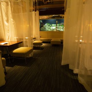 ゆったりソファで過ごす大人の空間☆アロワナや珍しい淡水魚が悠然と泳ぐ水槽のフロア。特別な日のデートや記念日にいかがでしょうか♪ふかふかのソファに座り日々の喧騒から離れた非日常空間をご堪能ください☆大切な人との特別な時間を過ごすのにぴったりの場所です！雰囲気のある空間で素敵なひとときを☆