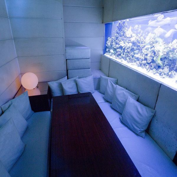 【5名様以上で特別なお席へ】プライベート感たっぷりの半個室はリピーターが後を絶たない人気のスペース！歓送迎会、合コンはここで決まり!!バックの水槽と共に優しい幻想的な光の中でお食事を楽しんでください♪素敵な空間で過ごす時間は特別な雰囲気をより一層高めてくれます！楽しい時間を過ごせることでしょう☆