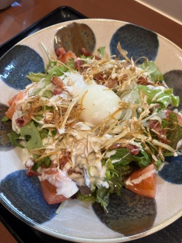 ベーコンとトマトと温玉のシーザーサラダ