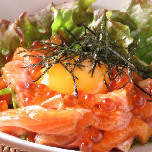 サーモンユッケ