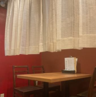 【テーブル:最大4名様掛け】オシャレで落ち着いた雰囲気がある店内で、デートでのご利用にもオススメ♪