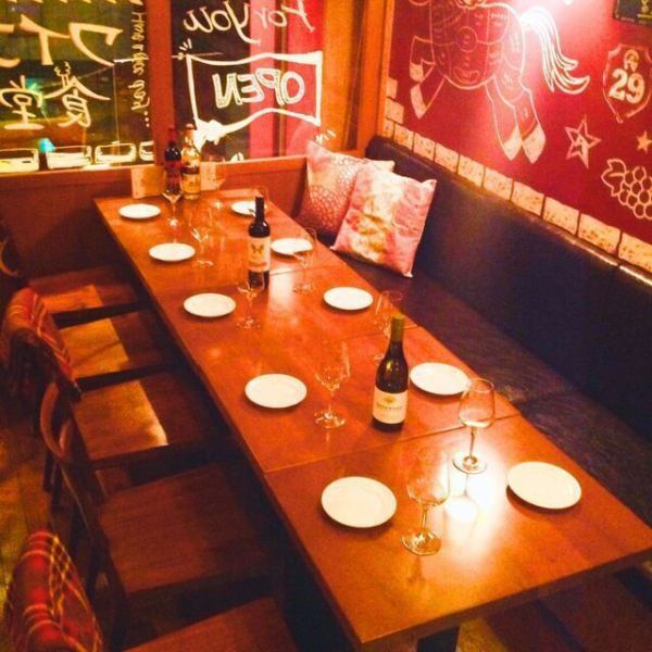 下北沢で肉バルといえばここ!隠れ家の一軒家バル☆ カフェ風のおしゃれな店内でゆっくり馬肉を堪能♪ムード漂う店内にはソファや半個室もございます。