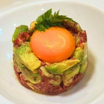 馬肉とアボカドのタルタル