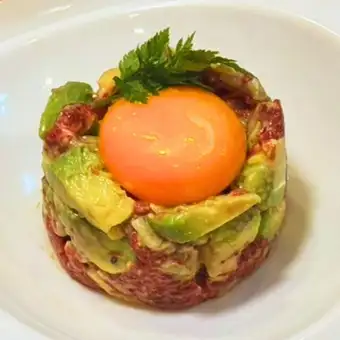 马肉和牛油果鞑靼