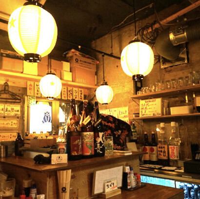 カジュアルながら落ち着いた空間が広がる店内はテーブル席もご用意しております。気心知れた仲間と一緒に集える十分な席数をご用意!ワイワイしすぎず、落ち着きとにぎやかさが絶妙に共存する空間です★居心地の良さを大切にした空間で、会話を楽しめる雰囲気が広がります♪ぜひご気軽にお越しください!