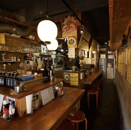一人飲みや会社帰りにぴったりのカウンター席を中心に構成され、目の前の調理風景を楽しめる開放的な雰囲気が魅力です♪少人数で利用できるテーブル席もあり、ちょっとした集まりや気軽な食事にも対応◎隠れ家的感覚でくつろげる空間は、ゆっくりとした時間を過ごしたい方にぴったり☆温かみある接客です!