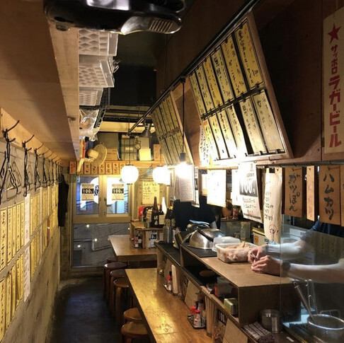 中野駅から徒歩数分という好アクセスで、仕事帰りや買い物途中にも立ち寄りやすい立地◎懐かしさを感じさせる大衆酒場風で、入る前から親しみやすさが漂います♪店内はシンプルながらも清潔感を保ち、落ち着いた雰囲気を演出★居心地の良さと丁寧なサービスを兼ね備えており、リピーターが多いのも納得です☆
