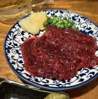肉刺し各種取り揃えてのお出迎え。