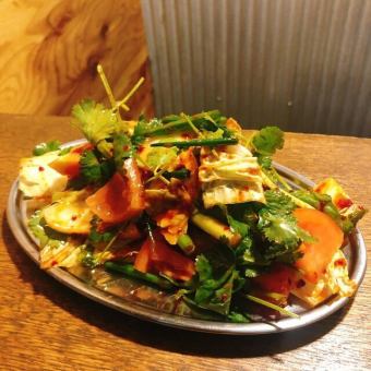 オーダーが入ってから和えるのでシャキシャキフレッシュ
