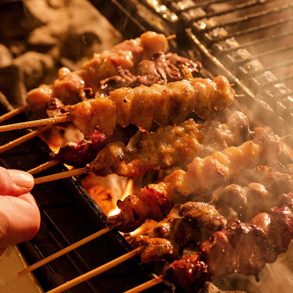 【絶品焼き鳥を堪能】1本90gのビッサイズで食べ応え抜群！秘伝のぷるぷるダレ使用の焼き鳥