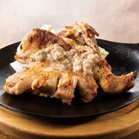 大只淡水鸡腿肉,配以特制洋葱盐酱烤制