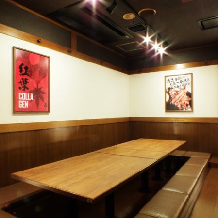 寛げる掘りごたつ席はご宴会に人気！ご予約お待ちしております。