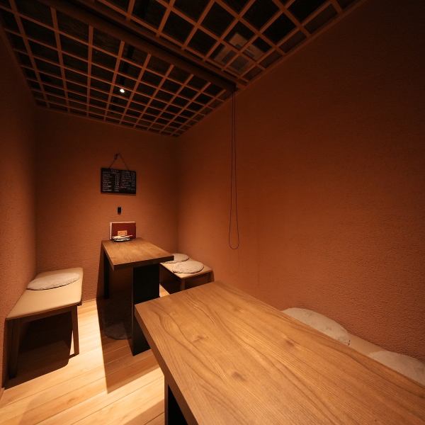 カウンター席、座敷、テーブル、個室と様々なタイプのお部屋をご用意しております。1名様～最大で人数に応じてご案内をさせて頂いております。会社宴会や歓送迎会などの各種ご宴席に最適です。ご予約の際にご予算・ご希望に応じてお料理をお作り致しますのでお気軽にご相談くださいませ。
