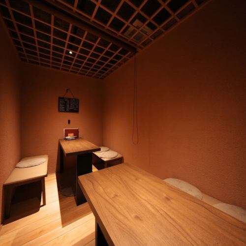 <p>カウンター席、座敷、テーブル、個室と様々なタイプのお部屋をご用意しております。1名様～最大で人数に応じてご案内をさせて頂いております。会社宴会や歓送迎会などの各種ご宴席に最適です。ご予約の際にご予算・ご希望に応じてお料理をお作り致しますのでお気軽にご相談くださいませ。</p>