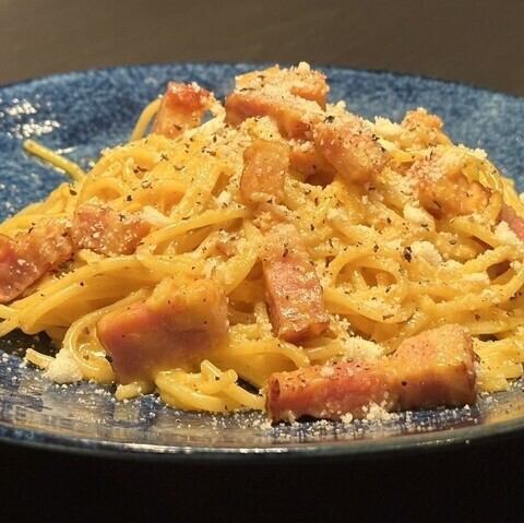 Rich carbonara with the aroma of truffles