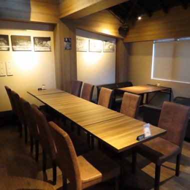 三田、田町駅から徒歩5分のダイニングバー「gu famiglia（グ ファミリア）」です。店内は落ち着いた雰囲気で落ち着いた大人の空間。女子会やデートにもピッタリです。会社宴会、歓送迎会など、様々なシーンでもご利用いただけます！お気軽にご相談下さい。ランチタイムは現在ご予約制とさせていただいております。 