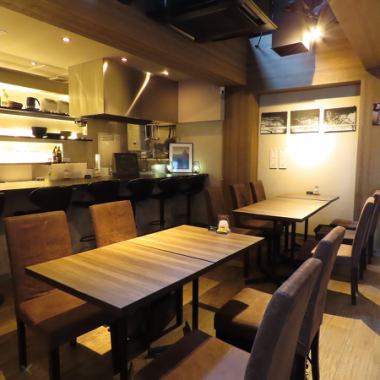 都営地下鉄「三田」駅から徒歩3分とアクセス至便な【gufamiglia】は、「ちょっと大人」を意識したこだわり空間が魅力。間接照明に彩られたスタイリッシュな店内で、日常を離れた特別な時間を楽しめます。