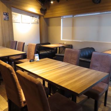 三田、田町駅から徒歩5分のダイニングバー「gu famiglia（グ ファミリア）」店内にはリゾート感あふれるカウンター席やテーブル席、ソファー席など、シーンに合わせて選べる多種多様なお席をご用意しております。ご予算等ご要望がございましたら、ご遠慮なくご相談下さい。