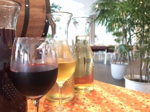 Enjoy all-you-can-drink wine at lunch!