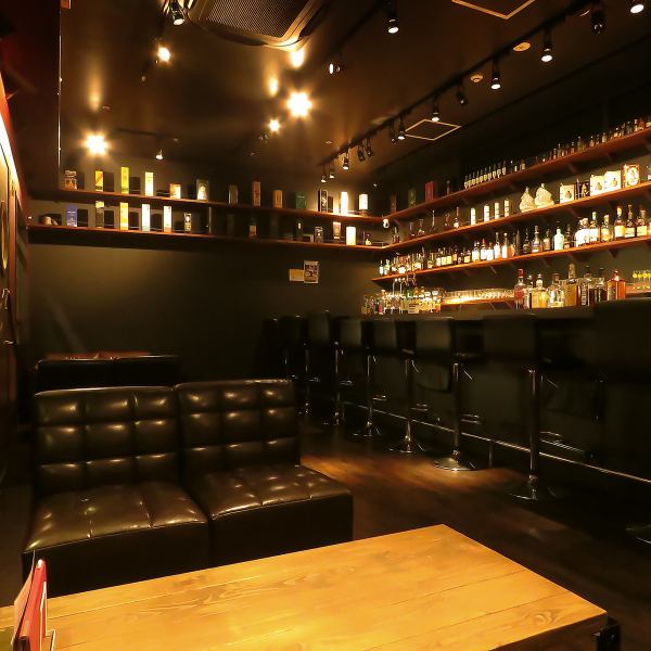 当店ではモダンさと落ち着いた雰囲気が調和した上品な空間の内装。落ち着いた雰囲気で、一味違う一杯をリーズナブルに楽しむ時間はまさに至福のひとときです。昼飲み、お仕事終わりのちょい飲み、2軒目など様々なシーンでご利用いただけます。
