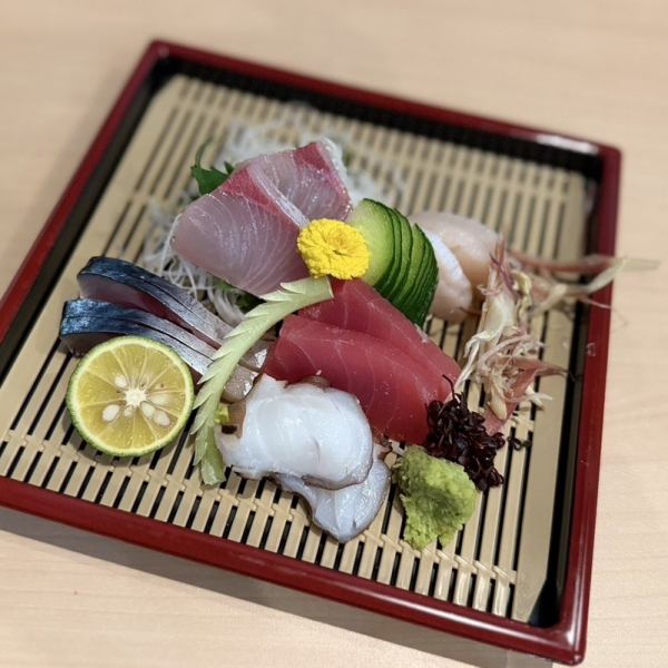 【仕入れ状況や季節に合わせて内容は変わるため、その時々の美味しさを】お造り盛り合わせ　1200円（税込）