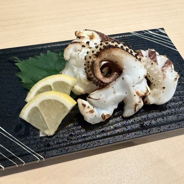 【噛むほどに広がるイカ本来の甘みがお酒にピッタリ】ゲソ塩焼き　600円（税込）