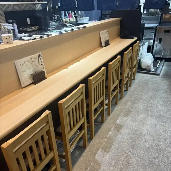 お仕事帰りにも気軽に寄れるカウンター席！ご友人とのお食事やデートはもちろん、お一人様も大歓迎。職人が目の前でお寿司を握ってご提供いたします♪お一人様も入りやすく、居心地良くお過ごしいただけます。