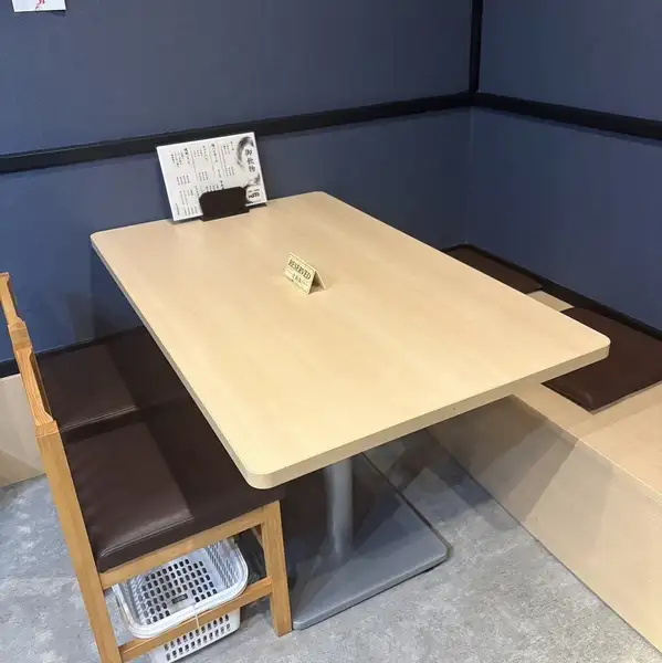 テーブル席は、少人数での気軽なお食事から、会社宴会やご友人同士の集まりなど大人数でのご利用まで幅広く対応可能なお席です。人数に応じてレイアウト変更ができ、ゆったりとした空間でお食事をお楽しみいただけます。
