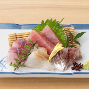Assorted seasonal sashimi platter (small portions of 4-5 types) - Limited to one person