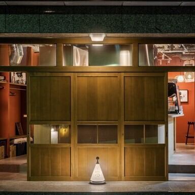 ≪西大橋駅から徒歩5分≫伝統的な木の引き戸を開けると広がるのは、朱色の壁と無骨な天井が織りなす「ちょっといい、なんかいい」立ち飲み空間。心地よい統一感の中で、大人の粋な時間をお楽しみください。お仕事帰りのちょい飲みに◎