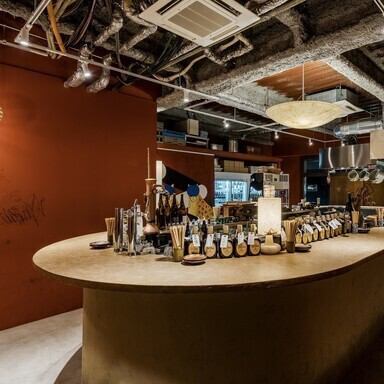 ≪自慢のカウンター席≫当店自慢のオープンキッチンカウンターは全20席をご用意。立ち飲みスタイルで、調理の音や香りを五感で感じられます。曲線を描くカウンターは居心地が良く、肩肘張らない大人の粋な時間を演出。