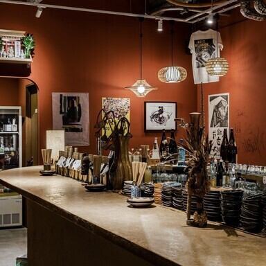 ≪貸切OK！≫西大橋駅から徒歩5分。最小20名様から最大50名様まで貸切可能！独特の朱色が目を引くおしゃれな空間を丸ごとご利用いただけます。会社の宴会やイベントを、ユニークな立ち飲みスタイルで粋に盛り上げます！